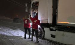 Tokat-Sivas kara yolunda kar nedeniyle yolda kalanlara AFAD ve Kızılay kumanya dağıttı
