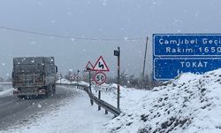 Tokat-Sivas kara yolunda kar yağışı etkili oluyor