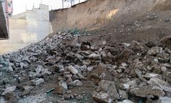 Tosya'da 7 otomobil çöken istinat duvarının altında kaldı