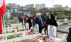 DUALAR EDİLDİ, KARANFİLLER BIRAKILDI...