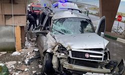 Zonguldak'ta hafif ticari aracın güvenlik kulübesine çarpması sonucu 2 kişi yaralandı