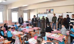 Alucra Halk Eğitimi Merkezinde dikilen eşofman takımları öğrencilere dağıtıldı