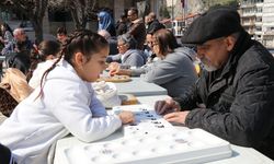 Amasya'da çocuklar yaşlılarla zeka oyunları oynadı