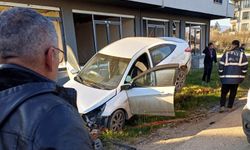 KONTROLDEN ÇIKAN OTOMOBİL KAYAYA ÇARPTI