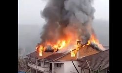 2 KATLI EVİN ÇATISI YANDI