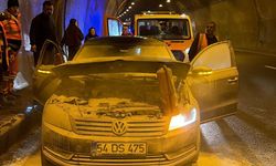 Bolu Dağı Tünelinde seyir halindeki otomobil yandı