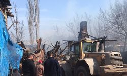 Bolu'da çıkan yangında 2 katlı ev ve ahır kullanılamaz hale geldi