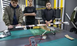Bolu'da lise öğrencileri uçak kanatlarındaki titreşimden elektrik üreten sistem geliştirdi