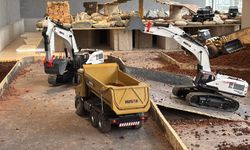 Bu kafenin müşterileri, minyatür inşaat sahasında iş makineleriyle oynuyor