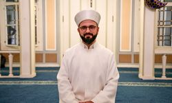 Çocuklar cami adabını kendileri için kurulan iftar sofrasında öğreniyor