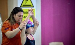 Down sendromlu Pelinsu engelleri kulaç atarak aştı