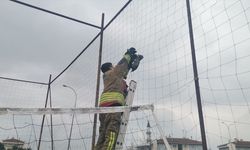 Düzce'de basket sahasında fileye dolanan kargayı itfaiye kurtardı