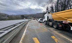 Düzce'de kara yolunda makaslayan tır ulaşımı aksattı