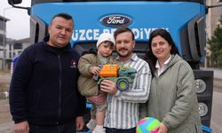 Düzce'de temizlik işçilerinden her gün kendilerini bekleyen 20 aylık bebeğe hediye