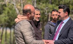 Hamamözü Kaymakamı Ertuğrul Arslan öğrencilerle fidan dikti