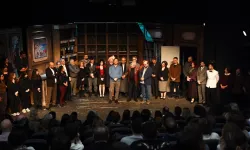 İzmir Bornova'da tiyatroya alkış