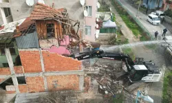 İzmit Kozluk'ta tehlike oluşturan metruk binaya yıkım