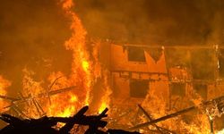 Karabük'te 2 katlı ahşap ev ve odunluk yandı