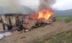 Karabük'te 2 katlı ahşap ev yandı