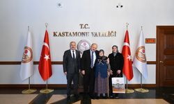Kastamonu Valisi Dallı huzurevi sakini yaşlı kadını makamında misafir etti