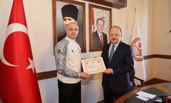 Kastamonu Valisi Dallı, voleybolda Türkiye şampiyonu olan öğrencilerle bir araya geldi