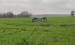 Keşan-Beğendik yolunda ticari araç buğday tarlasına uçtu!
