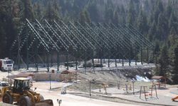 Küre Belediye Başkanı Turhan, yapımı devam eden halı sahada inceleme yaptı