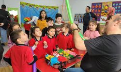 Lise öğrencileri anaokulu öğrencilerine tiyatro gösterisi sunuyor