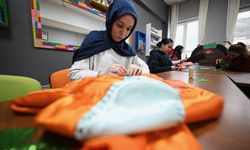 Liselilerden oluşan tiyatro grubu köy okullarında sahne alıyor