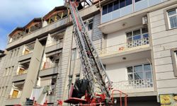 Niksar'da yangın çıkan binanın çatı katı zarar gördü