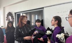 Ortaokul öğrencilerinden öğretmenlerine çiçek sürprizi