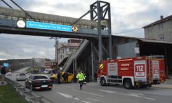 Samsunda üst geçide çarpan otomobilin sürücüsü ağır yaralandı