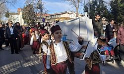 Sinop'ta anaokulu öğrencileri, gemi maketiyle dolaşarak bahşiş topladı