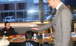 Taşova Kaymakamı Kartal, çocuklarla iftar yaptı