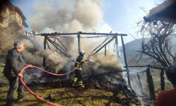 Tosya'da yangın çıkan samanlık kullanılamaz hale geldi