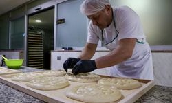 Trabzon'da ekşi mayalı ramazan pidesi 6 saatlik hummalı mesaiyle sofralara ulaşıyor