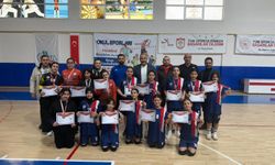 Turhal Atatürk Ortaokulu Kız Hentbol Takımı grup müsabakalarında birinci oldu