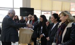 KADIN PERSONEL VE GAZETECİLERE KADINLAR GÜNÜ JESTİ