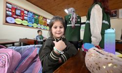 Yeşilay gönüllüsü gençler köy okulunun kullanılmayan sınıfını kütüphaneye dönüştürdü