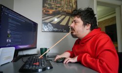 Ağzındaki çubukla bilgisayar kullanan omurilik felçli yazılımcı, engellilere dijital dünyayı öğretiyor