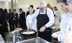 Amasya Üniversitesi Rektörü Turabi öğrencilerle birlikte yemek yaptı