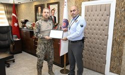 Amasya'da bir kişiyi dolandırılmaktan kurtaran güvenlik görevlisine teşekkür belgesi