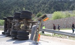 Amasya'da devrilen kamyonun sürücüsü hayatını kaybetti