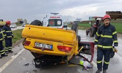 Amasya'da devrilen otomobildeki 2 kişi yaralandı