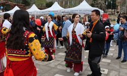 Amasya'da Dünya Otizm Farkındalık Günü'nde Güney Koreli turistin oynaması ilgi çekti