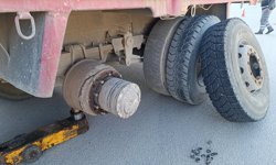 Amasya'da kamyonun yerinden çıkan tekerleği mobilya mağazasına girdi