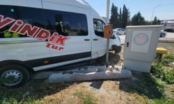 Amasya'da minibüsün otobüs durağını teğet geçtiği kaza kamerada