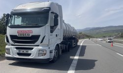 Anadolu Otoyolu'nda lastiği patlayan tanker kazaya neden oldu