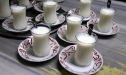 'Arasta Kahvehanesi'nde müşteriler güne sıcak süt içerek başlıyor