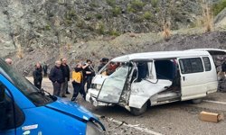 Artvin'de kamyonet ile panelvan çarpıştı, 3 kişi yaralandı